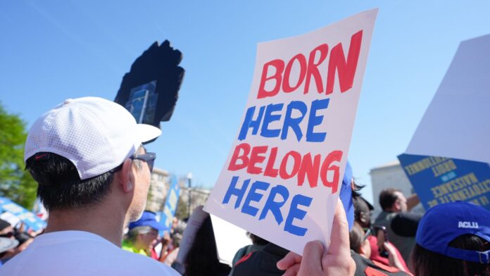 Manifestantes se congregaron frente a la Corte Suprema mientras los jueces escuchaban los argumentos sobre si el presidente Donald Trump puede denegar la ciudadanía a los hijos de padres que se encuentran en el país de manera irregular o temporal, el miércoles 1 de abril de 2026. (Foto de AP/Mariam Zuhaib)