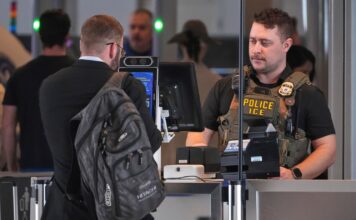 Lo que deben saber los viajeros de WA sobre agentes de inmigración en aeropuertos Un agente del ICE atiende un puesto de control de TSA en el Aeropuerto Internacional de Pittsburgh, en Imperial, Pensilvania, el jueves 26 de marzo de 2026. (Foto de AP/Gene J. Puskar)