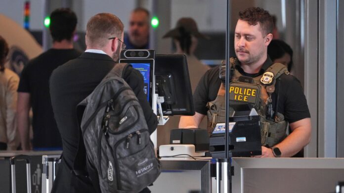 Un agente del ICE atiende un puesto de control de TSA en el Aeropuerto Internacional de Pittsburgh, en Imperial, Pensilvania, el jueves 26 de marzo de 2026. (Foto de AP/Gene J. Puskar)