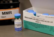 Dos casos de sarampión en el condado King encienden alerta tras viajes internacionales ARCHIVO — Dosis de la vacuna contra el sarampión, las paperas y la rubéola en las clínicas de Neighborcare Health, ubicadas en la preparatoria Vashon Island, en Vashon Island, Washington. (Foto AP/Elaine Thompson, Archivo)