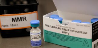 Dos casos de sarampión en el condado King encienden alerta tras viajes internacionales ARCHIVO — Dosis de la vacuna contra el sarampión, las paperas y la rubéola en las clínicas de Neighborcare Health, ubicadas en la preparatoria Vashon Island, en Vashon Island, Washington. (Foto AP/Elaine Thompson, Archivo)