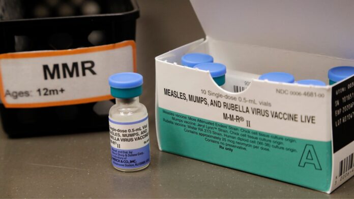 ARCHIVO — Dosis de la vacuna contra el sarampión, las paperas y la rubéola en las clínicas de Neighborcare Health, ubicadas en la preparatoria Vashon Island, en Vashon Island, Washington. (Foto AP/Elaine Thompson, Archivo)
