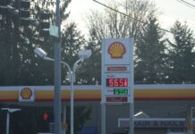 Precios de la gasolina superan los 4 dólares en EE.UU. y muy por encima en WA Precios de gasolina y diésel en los primeros días de abril de 2026. Gasolinera Shell de Mountlake Terrace en la esquina de 220 St SW y la 66th Ave W — Foto: Latino Herald