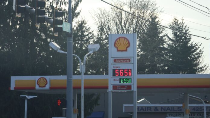 Precios de gasolina y diésel en los primeros días de abril de 2026. Gasolinera Shell de Mountlake Terrace en la esquina de 220 St SW y la 66th Ave W — Foto: Latino Herald