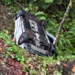 Hombre de Poulsbo enfrenta cargo por DUI tras volcar en un barranco en Kitsap Vehículo cae en un barranco luego de volcarse — Foto: Oficina del sheriff del condado de Kitsap