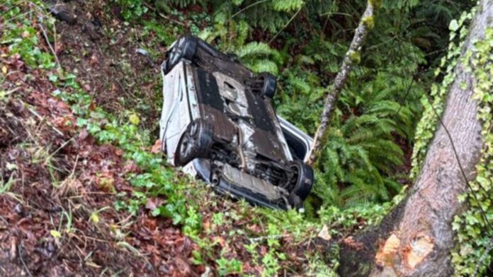 Vehículo volcado Vehículo cae en un barranco luego de volcarse — Foto: Oficina del sheriff del condado de Kitsap