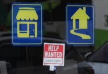 Desempleo en Washington alcanza su nivel más alto desde 2021 Letrero de «Se busca personal» se exhibe en una tienda minorista, en marzo de 2026.(Foto de AP/Nam Y. Huh)