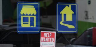 Desempleo en Washington alcanza su nivel más alto desde 2021 Letrero de «Se busca personal» se exhibe en una tienda minorista, en marzo de 2026.(Foto de AP/Nam Y. Huh)
