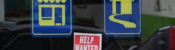 Letrero de «Se busca personal» se exhibe en una tienda minorista, en marzo de 2026.(Foto de AP/Nam Y. Huh)