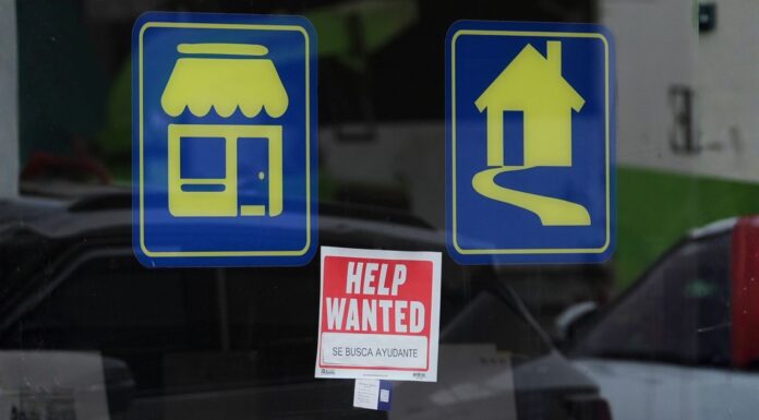 Desempleo en Washington alcanza su nivel más alto desde 2021 Letrero de «Se busca personal» se exhibe en una tienda minorista, en marzo de 2026.(Foto de AP/Nam Y. Huh)