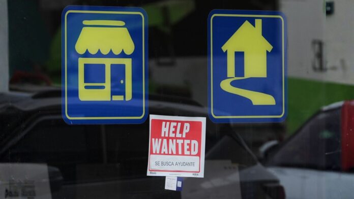 Letrero de «Se busca personal» se exhibe en una tienda minorista, en marzo de 2026.(Foto de AP/Nam Y. Huh)