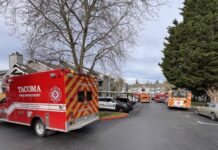 Incendio en apartamento de Tacoma deja un fallecido y movilizó a los bomberos Unidades del Departamento de Bomberos de Tacoma y patrullas policiales permanecen en un complejo de apartamentos tras un incendio que dejó una persona fallecida y varios residentes evacuados.