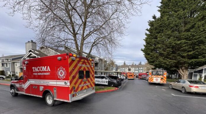Incendio en apartamento de Tacoma deja un fallecido y movilizó a los bomberos Unidades del Departamento de Bomberos de Tacoma y patrullas policiales permanecen en un complejo de apartamentos tras un incendio que dejó una persona fallecida y varios residentes evacuados.