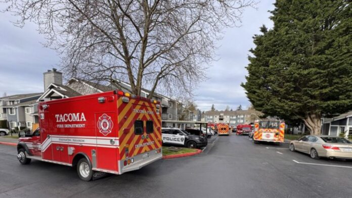 Unidades del Departamento de Bomberos de Tacoma y patrullas policiales permanecen en un complejo de apartamentos tras un incendio que dejó una persona fallecida y varios residentes evacuados.