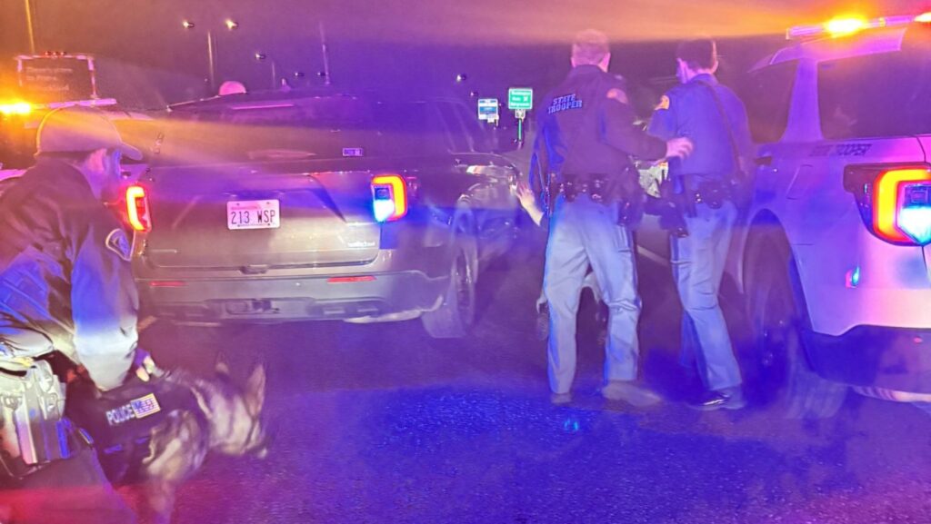 Agentes de la Patrulla Estatal procesan la escena tras una persecución a alta velocidad en la que un conductor intentó evadir a los oficiales en dos condados — Foto: WSP 