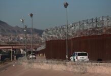 Niña migrante de 3 años habría sufrido abuso sexual durante custodia federal, según su familia La Patrulla Fronteriza custodia la frontera entre Estados Unidos y México en El Paso, Texas, cerca del Puente Internacional Paso del Norte, vista desde Ciudad Juárez en febrero de 2026. (Foto AP/Christian Chávez)