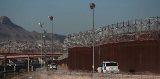 Número de inmigrantes sin documentos alcanzó récord de casi 16 millones en 2024 La Patrulla Fronteriza custodia la frontera entre Estados Unidos y México en El Paso, Texas, cerca del Puente Internacional Paso del Norte, vista desde Ciudad Juárez en febrero de 2026. (Foto AP/Christian Chávez)