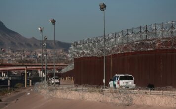 Niña migrante de 3 años habría sufrido abuso sexual durante custodia federal, según su familia La Patrulla Fronteriza custodia la frontera entre Estados Unidos y México en El Paso, Texas, cerca del Puente Internacional Paso del Norte, vista desde Ciudad Juárez en febrero de 2026. (Foto AP/Christian Chávez)