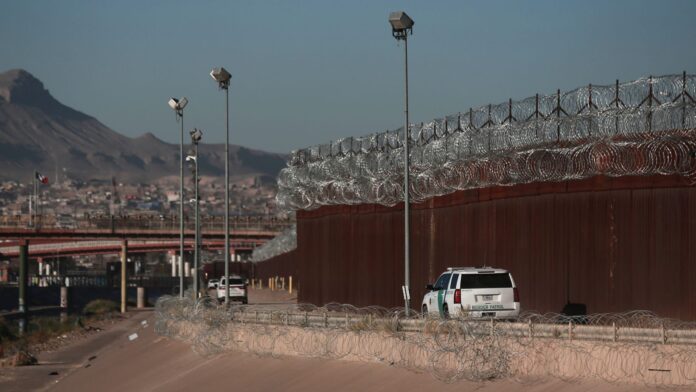 La Patrulla Fronteriza custodia la frontera entre Estados Unidos y México en El Paso, Texas, cerca del Puente Internacional Paso del Norte, vista desde Ciudad Juárez en febrero de 2026. (Foto AP/Christian Chávez)