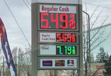 Precios de la gasolina en Washington siguen al alza por el conflicto en Irán Washington es uno de los tres estados de la nación con la gasolina más costosa. Precios de los combustibles en una gasolinera de Everet — Foto: Latino Herald ™