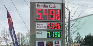 Precios de la gasolina en Washington siguen al alza por el conflicto en Irán Washington es uno de los tres estados de la nación con la gasolina más costosa. Precios de los combustibles en una gasolinera de Everet — Foto: Latino Herald ™