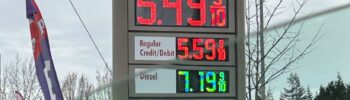 Washington es uno de los tres estados de la nación con la gasolina más costosa. Precios de los combustibles en una gasolinera de Everet — Foto: Latino Herald ™