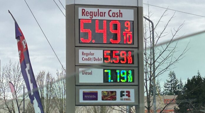 Precios de la gasolina en Washington siguen al alza por el conflicto en Irán Washington es uno de los tres estados de la nación con la gasolina más costosa. Precios de los combustibles en una gasolinera de Everet — Foto: Latino Herald ™