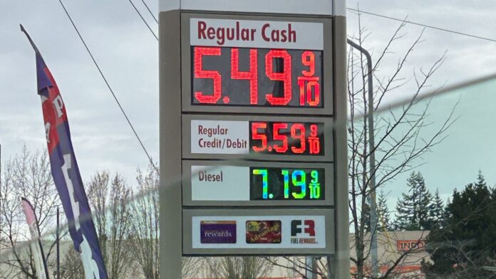 Precio de la gasolina Washington es uno de los tres estados de la nación con la gasolina más costosa. Precios de los combustibles en una gasolinera de Everet — Foto: Latino Herald ™