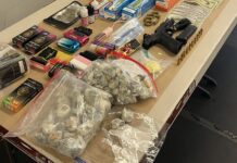 Encuentran arma y narcóticos en un auto en Tumwater High School; un estudiante fue arrestado Arma, drogas y cigarrillos electrónicos incautados por las autoridades— Foto: Departamento de policía de Tumwater