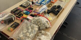 Encuentran arma y narcóticos en un auto en Tumwater High School; un estudiante fue arrestado Arma, drogas y cigarrillos electrónicos incautados por las autoridades— Foto: Departamento de policía de Tumwater