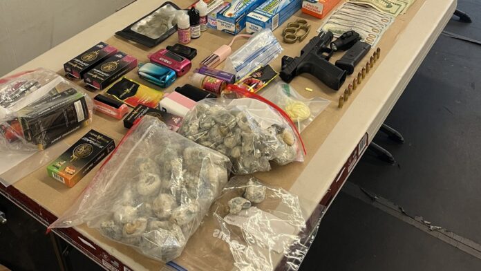 Arma, drogas y cigarrillos electrónicos incautados por las autoridades— Foto: Departamento de policía de Tumwater