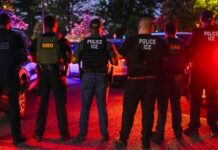 Washington registra aumento en detenciones migratorias durante los últimos meses Grupo de agentes de Operaciones de Control y Remoción (ERO) en espera de iniciar un operativo — Foto: ICE