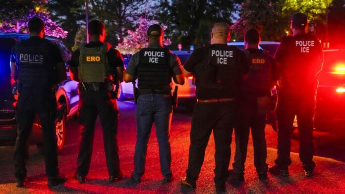 Grupo de agentes de Operaciones de Control y Remoción (ERO) en espera de iniciar un operativo — Foto: ICE