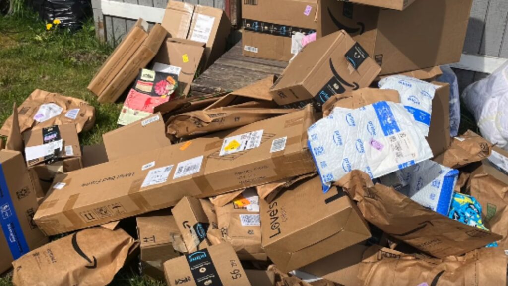 Parte de las cajas de paquetes encontrados en la vivienda de la sospechosa — Foto: Oficina del Sheriff del condado de Pierce 