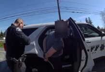 Repartidora de Amazon acusada de robar cientos de paquetes en el condado Pierce Momento en el que la sospechosa es detenida por las autoridades— Foto: Oficina del Sheriff del condado de Pierce