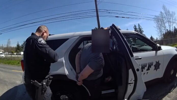 Momento en el que la sospechosa es detenida por las autoridades— Foto: Oficina del Sheriff del condado de Pierce