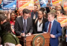 Aún no entra en vigor y el impuesto a los millonarios en Washington y ya enfrenta una demanda El gobernador Bob Ferguson firma la ley del «Impuesto a los millonarios» en la Sala de Recepciones del Estado, en Olympia, el 30 de marzo de 2026. (Foto cortesía de la Oficina del Gobernador del Estado de Washington)