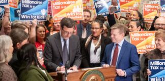 Aún no entra en vigor y el impuesto a los millonarios en Washington y ya enfrenta una demanda El gobernador Bob Ferguson firma la ley del «Impuesto a los millonarios» en la Sala de Recepciones del Estado, en Olympia, el 30 de marzo de 2026. (Foto cortesía de la Oficina del Gobernador del Estado de Washington)