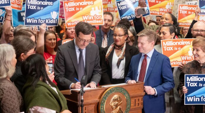 Aún no entra en vigor y el impuesto a los millonarios en Washington y ya enfrenta una demanda El gobernador Bob Ferguson firma la ley del «Impuesto a los millonarios» en la Sala de Recepciones del Estado, en Olympia, el 30 de marzo de 2026. (Foto cortesía de la Oficina del Gobernador del Estado de Washington)