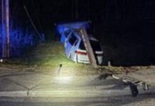 Conductor ebrio en Lynnwood deja nueve heridos y cortes de luz Vehículo que impacto contra un poste del servicio electico a causa del choque — Foto: WSP