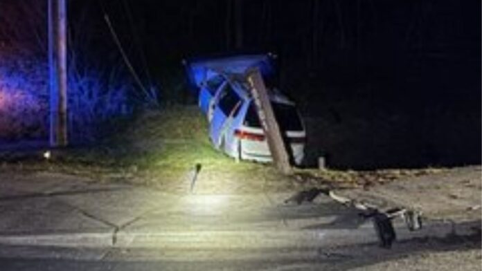 Vehículo que impacto contra un poste del servicio electico a causa del choque — Foto: WSP