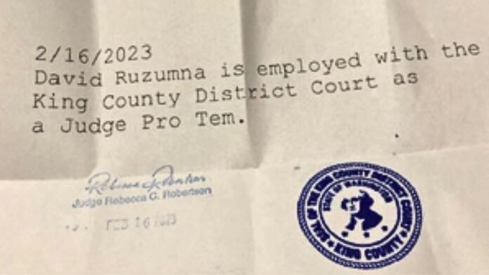 Fotografía de un documento presuntamente falsificado que David Ruzumna utilizó para obtener acceso a un estacionamiento con descuento para empleados del condado de King — Imagen: Tribunal Supremo de Washington