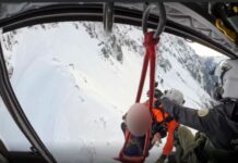 Operativo aéreo salvó a dos esquiadores atrapados a 6,000 pies en Ptarmigan Traverse Helicóptero realiza un rescate en zona montañosa de Skagit, en un incidente ocurrido el 4 de marzo por la tarde — Imagen: Oficina del sheriff del condado de Snohomish