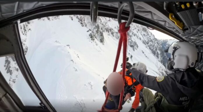 Operativo aéreo salvó a dos esquiadores atrapados a 6,000 pies en Ptarmigan Traverse Helicóptero realiza un rescate en zona montañosa de Skagit, en un incidente ocurrido el 4 de marzo por la tarde — Imagen: Oficina del sheriff del condado de Snohomish