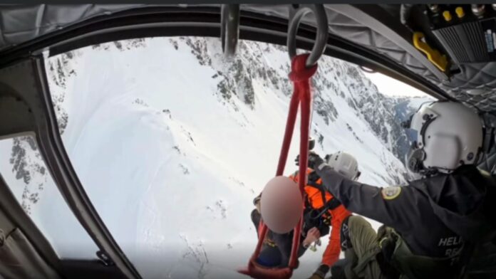 Helicóptero realiza un rescate Helicóptero realiza un rescate en zona montañosa de Skagit, en un incidente ocurrido el 4 de marzo por la tarde — Imagen: Oficina del sheriff del condado de Snohomish