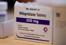 Juez federal permite envío de mifepristona por correo mientras continúa revisión de la FDA Tabletas de mifepristona en una clínica de Planned Parenthood. (Foto de AP/Charlie Neibergall, Archivo)
