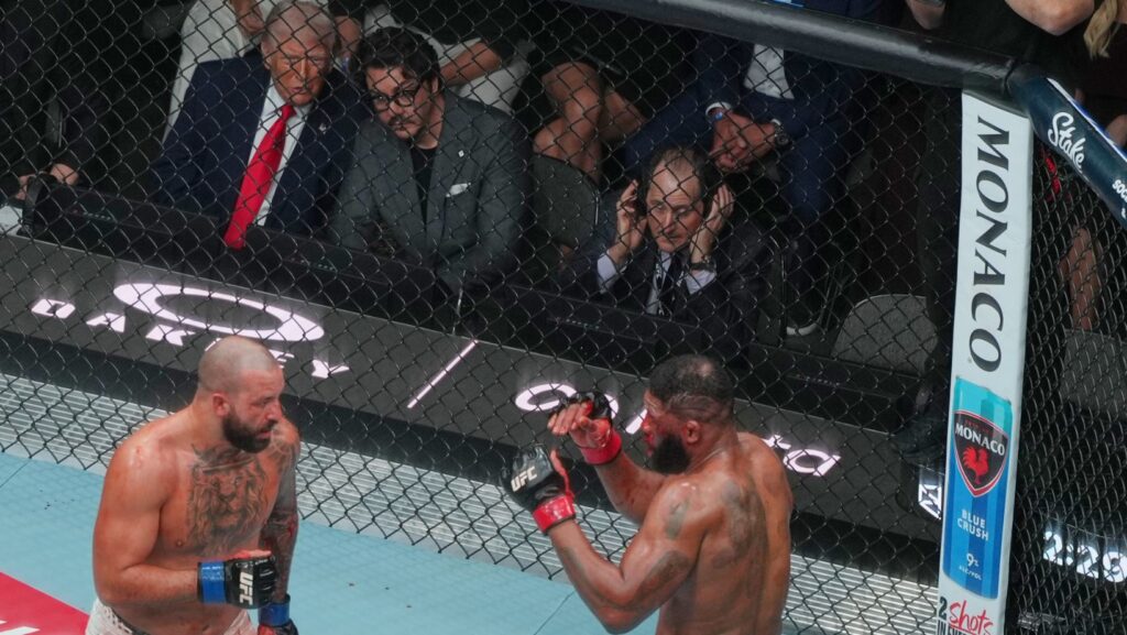El presidente Trump observa un combate durante el UFC 327 en el Kaseya Center, el sábado 11 de abril de 2026, en Miami. (Foto AP/Julia Demaree Nikhinson)