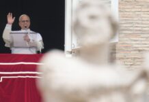El Papa dice que no le tiene miedo a la administración Trump tras críticas por la guerra con Irán El papa León XIV se dirige a su audiencia en la Plaza de San Pedro, el domingo 12 de abril de 2026. (Foto AP/Gregorio Borgia)