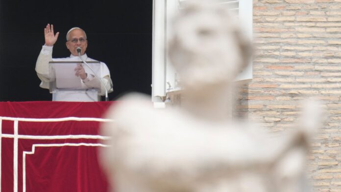 El papa León XIV se dirige a su audiencia en la Plaza de San Pedro, el domingo 12 de abril de 2026. (Foto AP/Gregorio Borgia)