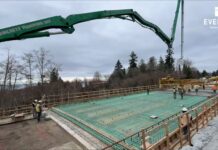 Puente Edgewater de Mukilteo reabrirá tras año y medio de obras a finales de abril Personal y maquinaria trabajando en las obras del Puente Edgewater de Mukilteo — Imagen: Ciudad de Everett